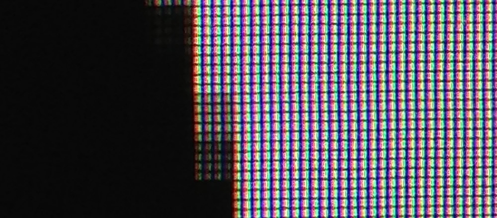 स्क्रीन के करीब से दिख रहे पिक्सल. हर पिक्सल में लाल, हरे, और नीले रंग के कॉम्पोनेंट होते हैं