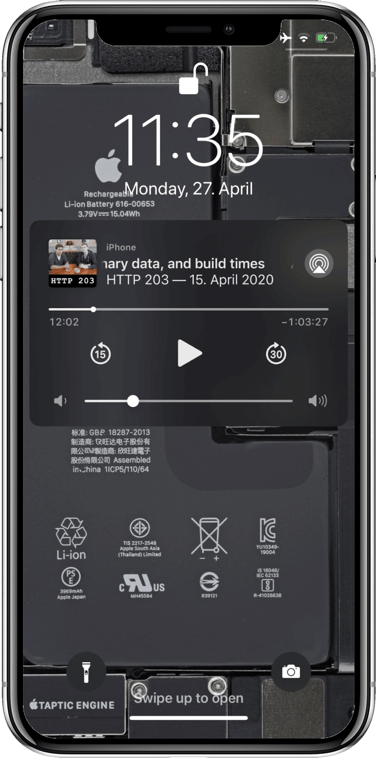 Widget pemutaran media iOS di layar kunci yang menampilkan episode podcast dengan metadata lengkap.