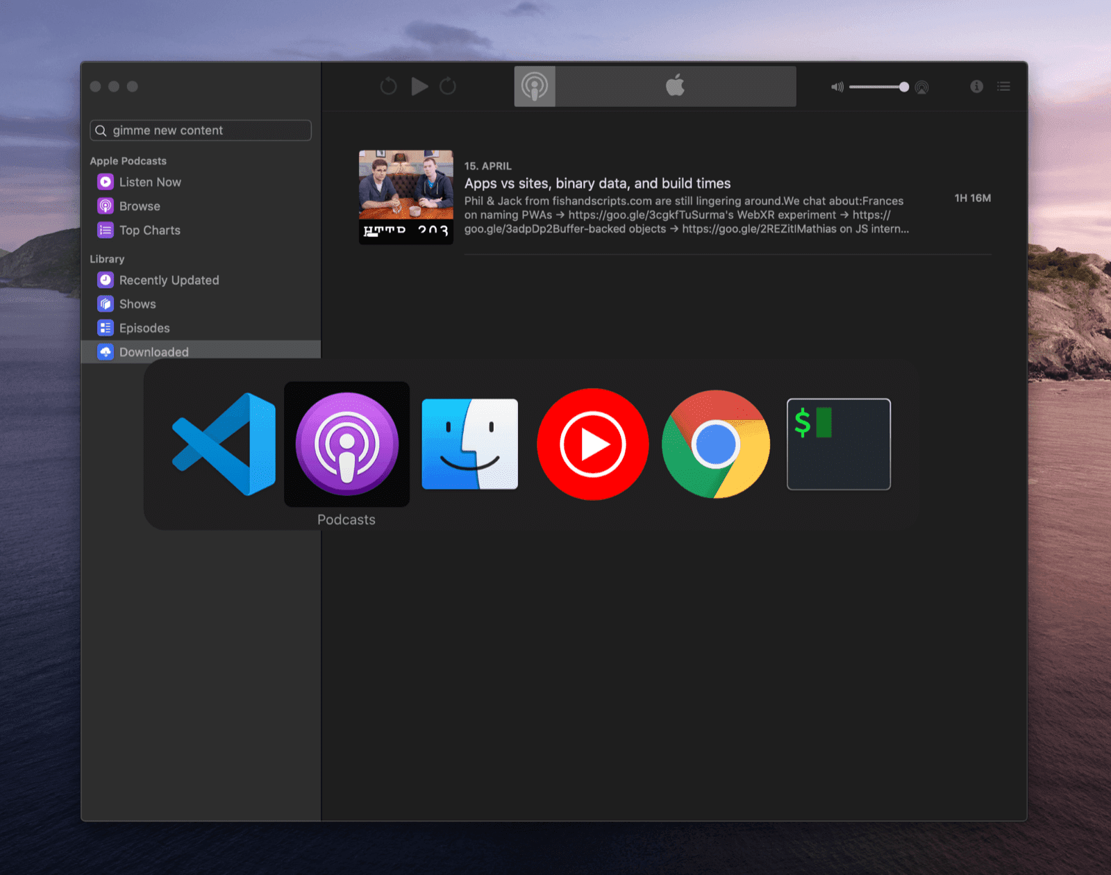 El selector de tareas de macOS con varios íconos de apps para elegir, uno de ellos es la app de Podcasts.