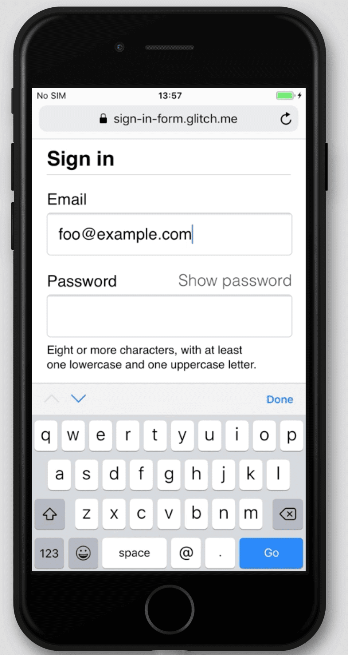 El teclado de correo electrónico predeterminado en iOS.