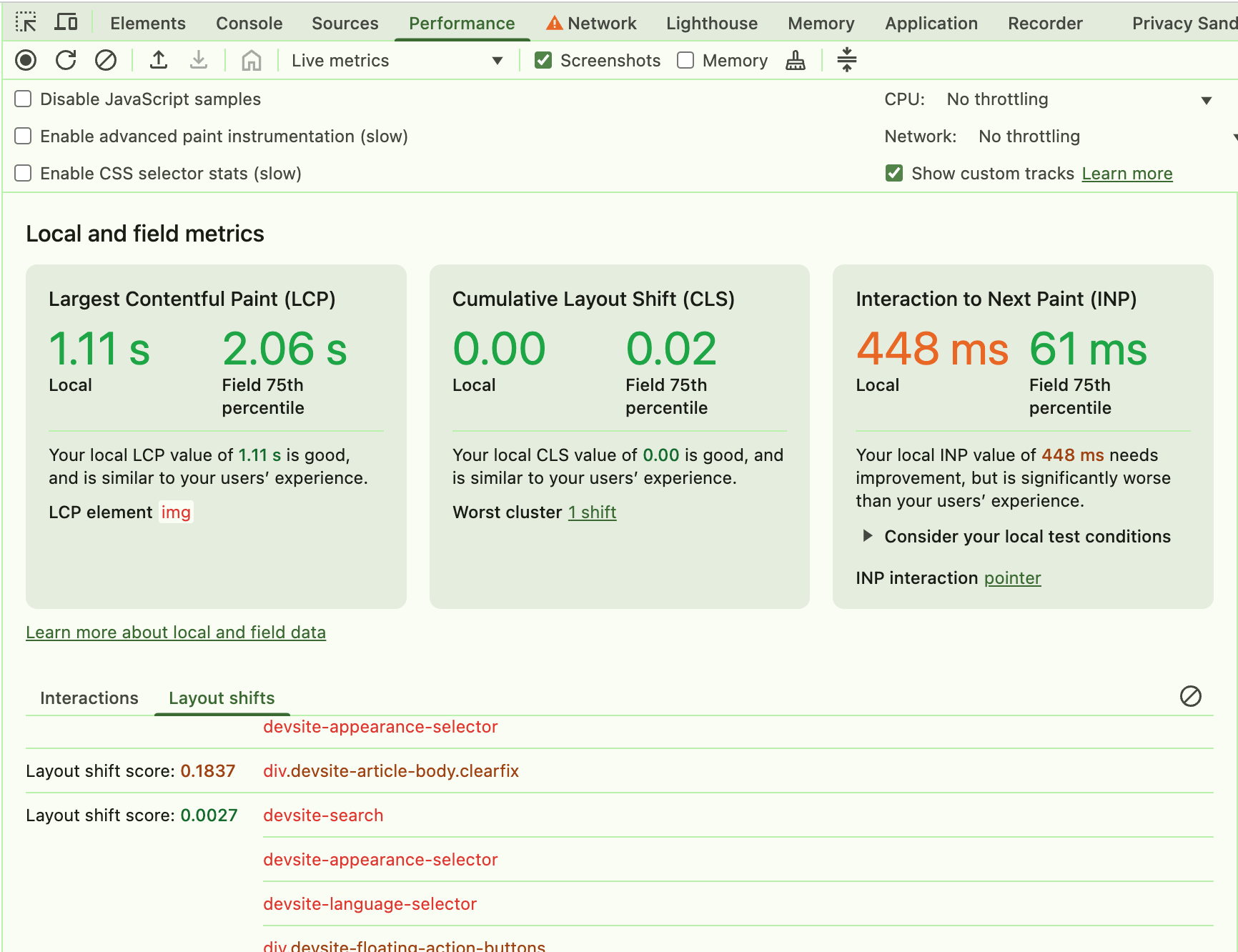 Layout-Shift-Ereignisse, die im Chrome DevTools-Leistungsbereich auf dem Bildschirm mit den Livemesswerten angezeigt werden