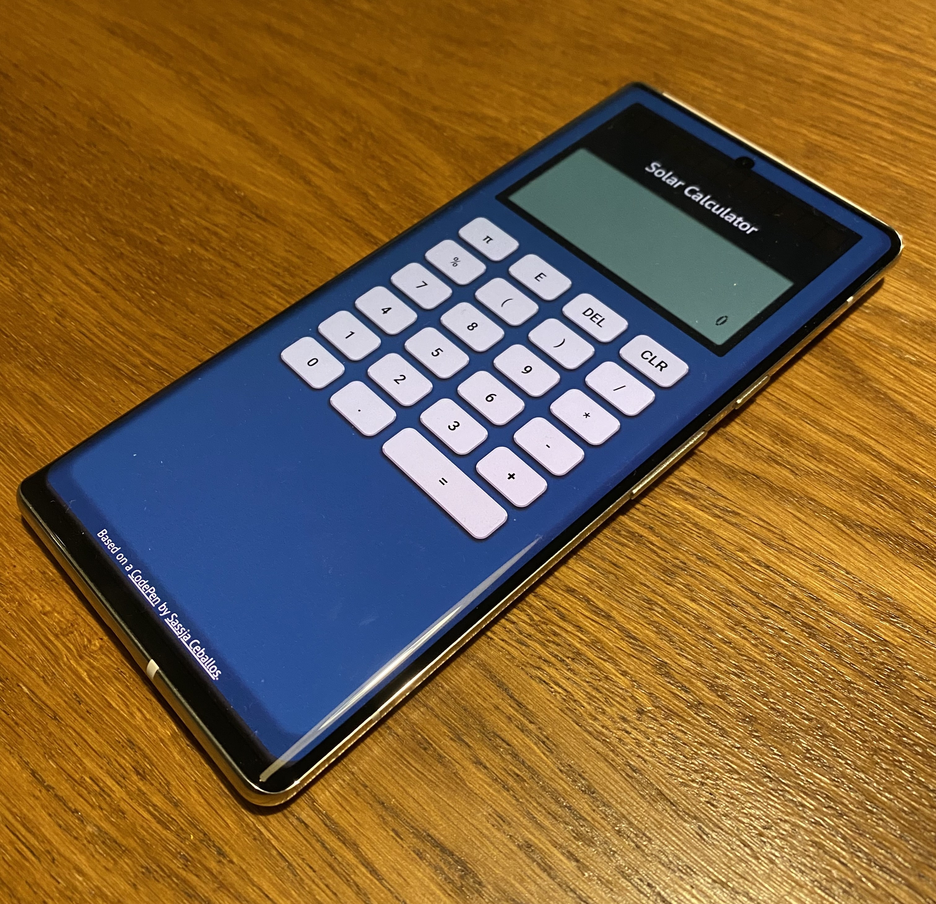 Pixel 6 Pro फ़ोन पर, फ़ुलस्क्रीन मोड में काम करने वाला Designcember Calculator.
