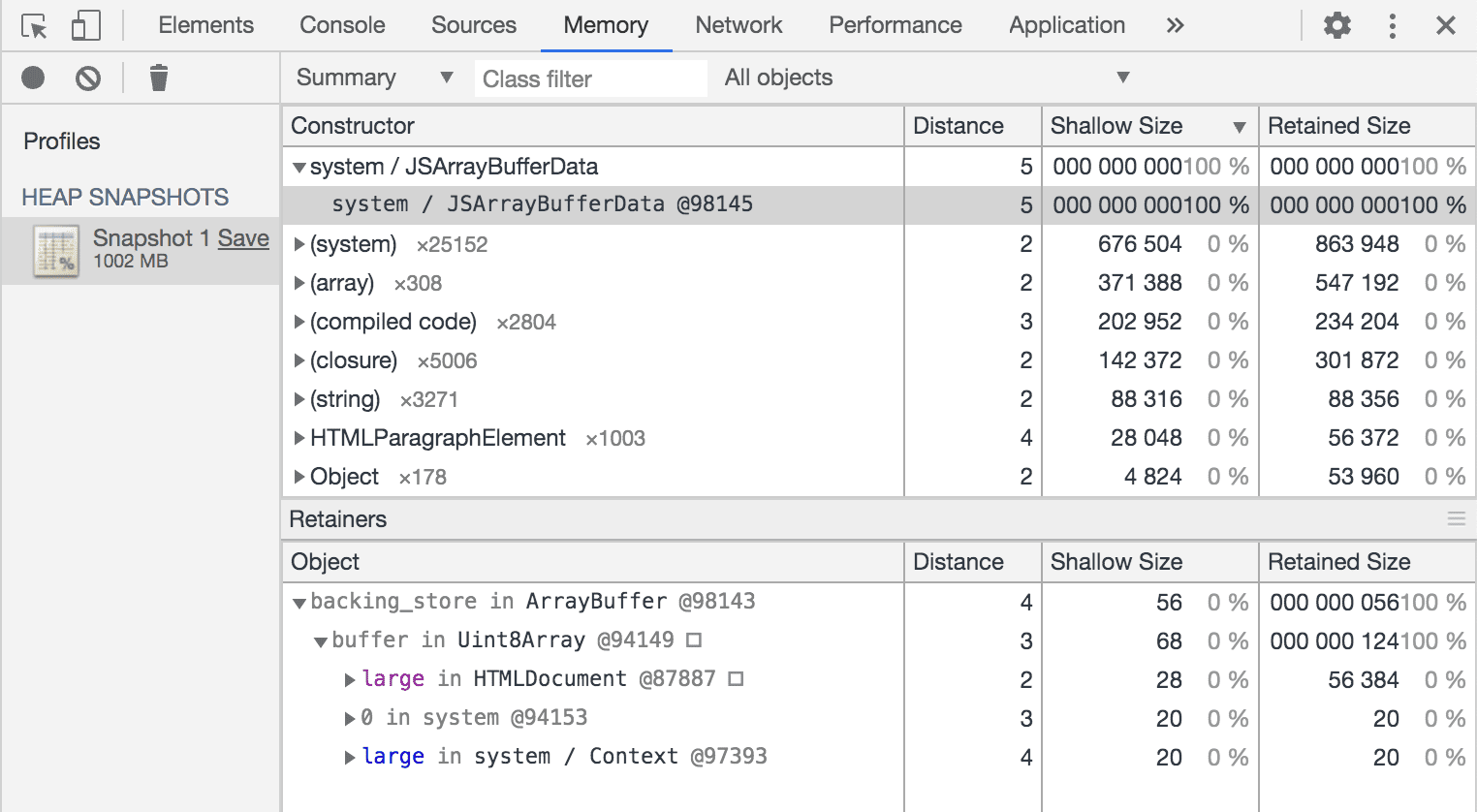 Chrome DevTools-এ একটি হিপ স্ন্যাপশটের একটি স্ক্রিনশট একটি বড় বস্তুকে ধরে রাখার রেফারেন্সগুলিকে দেখায়৷