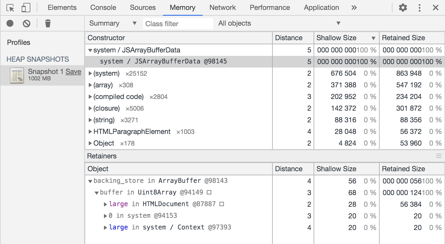 Uno screenshot di un&#39;istantanea heap in Chrome DevTools che mostra i riferimenti che conservano un oggetto di grandi dimensioni.