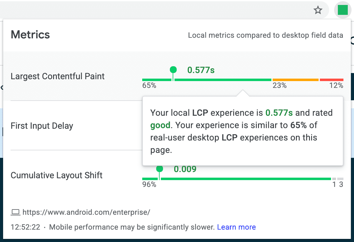 Screenshot dell&#39;estensione Web Vitals che mostra una spiegazione di come l&#39;esperienza LCP locale sia correlata ai dati desktop di utenti reali sul campo.