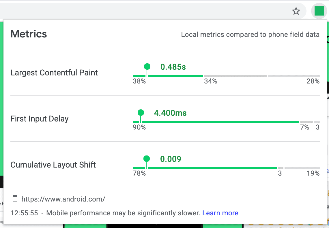 Screenshot dell&#39;estensione Web Vitals che mostra le metriche locali rispetto ai dati dei campi relativi al telefono.