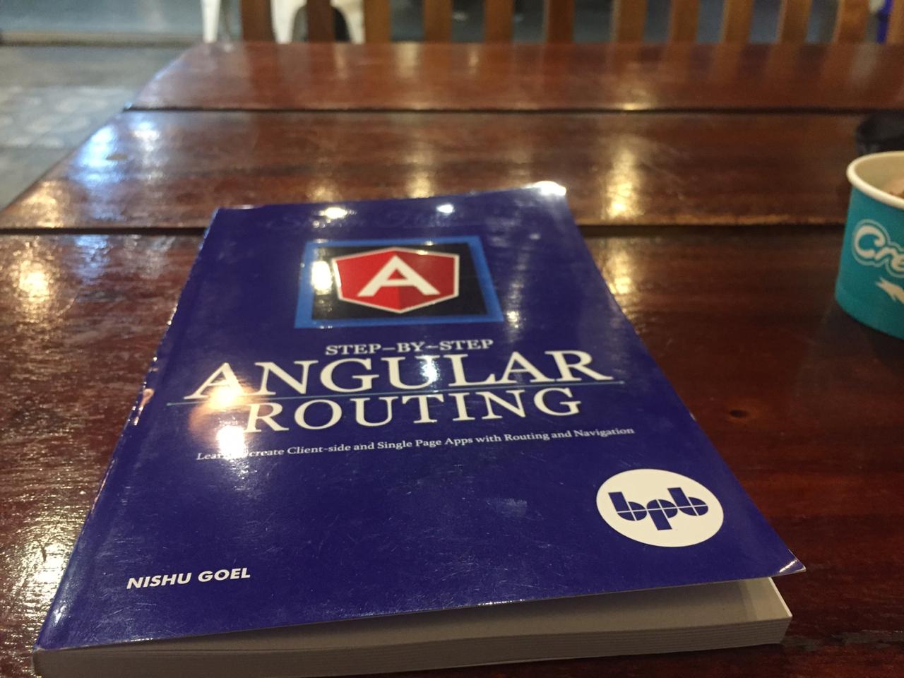 Livre &quot;Angular Routing&quot; sur une table.
