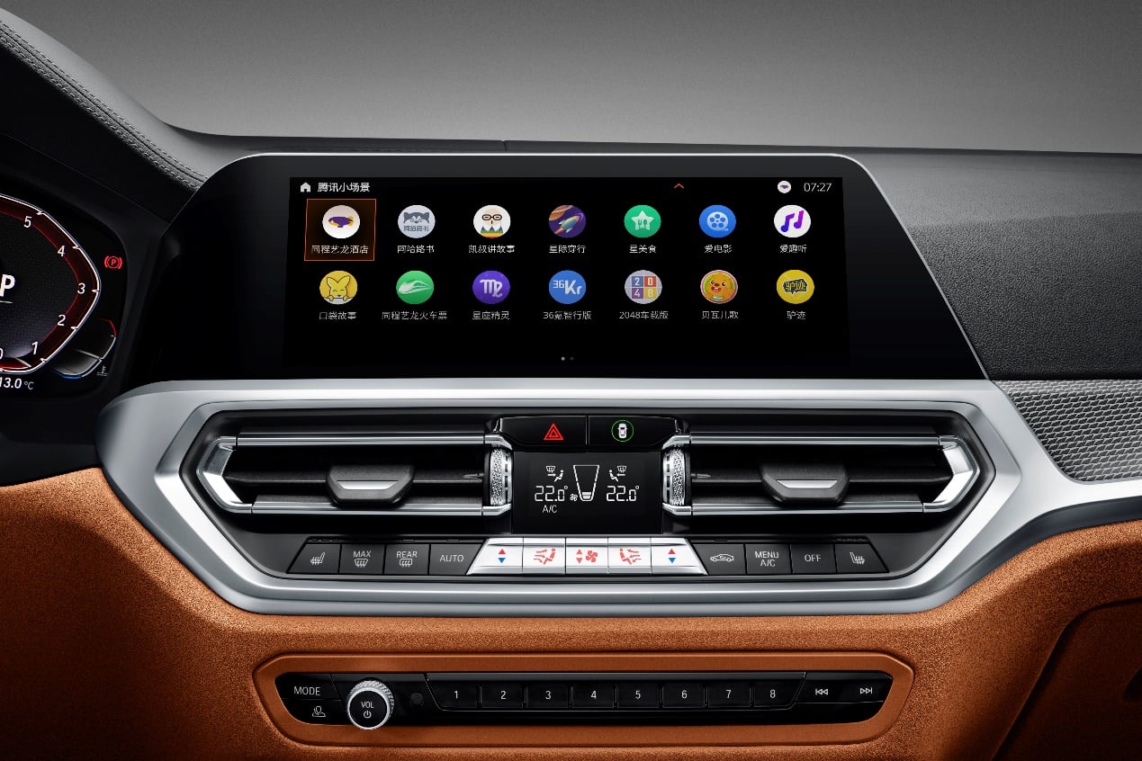 Panel de un auto de Tencent que muestra dos filas de íconos pequeños de apps.
