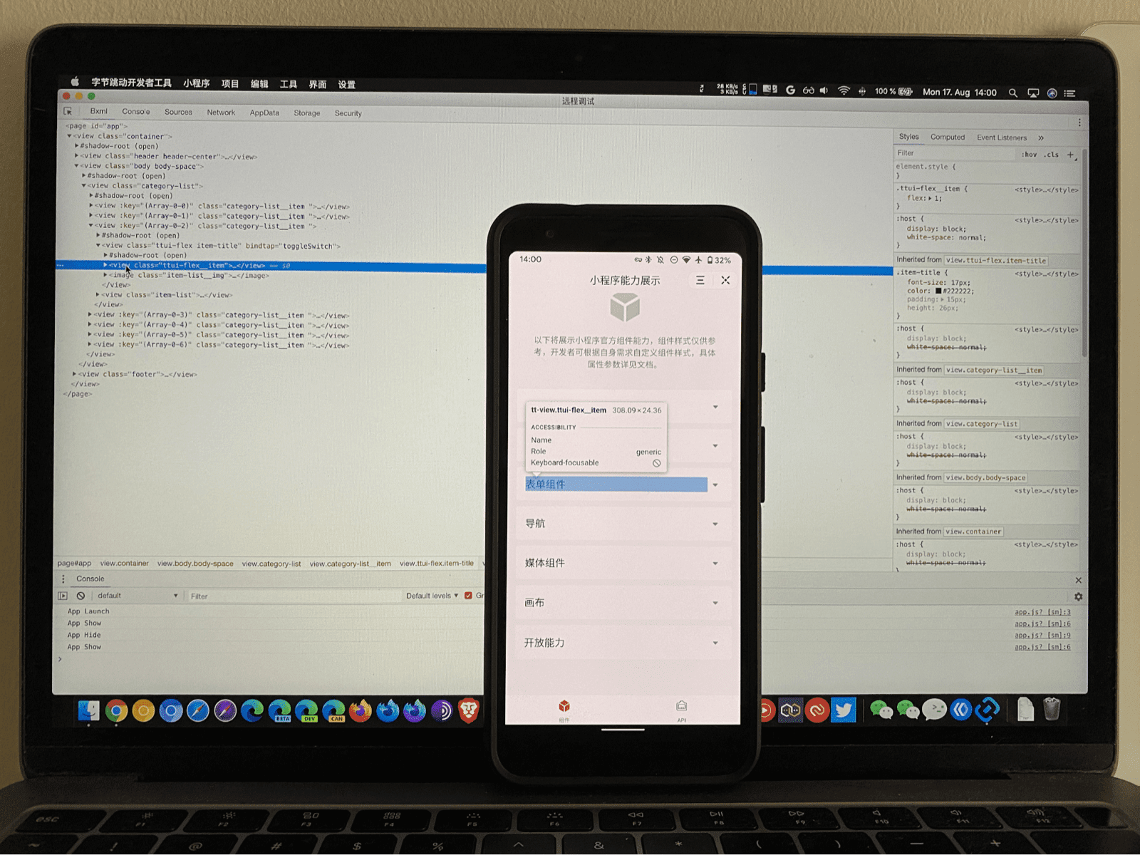 هاتف جوّال يشغِّل تطبيقًا صغيرًا ويظهر على أجزاء من واجهة المستخدم تم تمييزها من خلال برنامج تصحيح الأخطاء في ByteDance DevTool يعمل على كمبيوتر محمول يفحصه