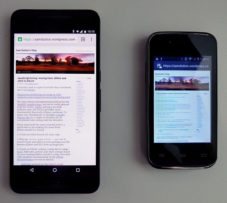 Foto, in dem die Darstellung eines Blogposts auf High-End- und günstigen Smartphones verglichen wird