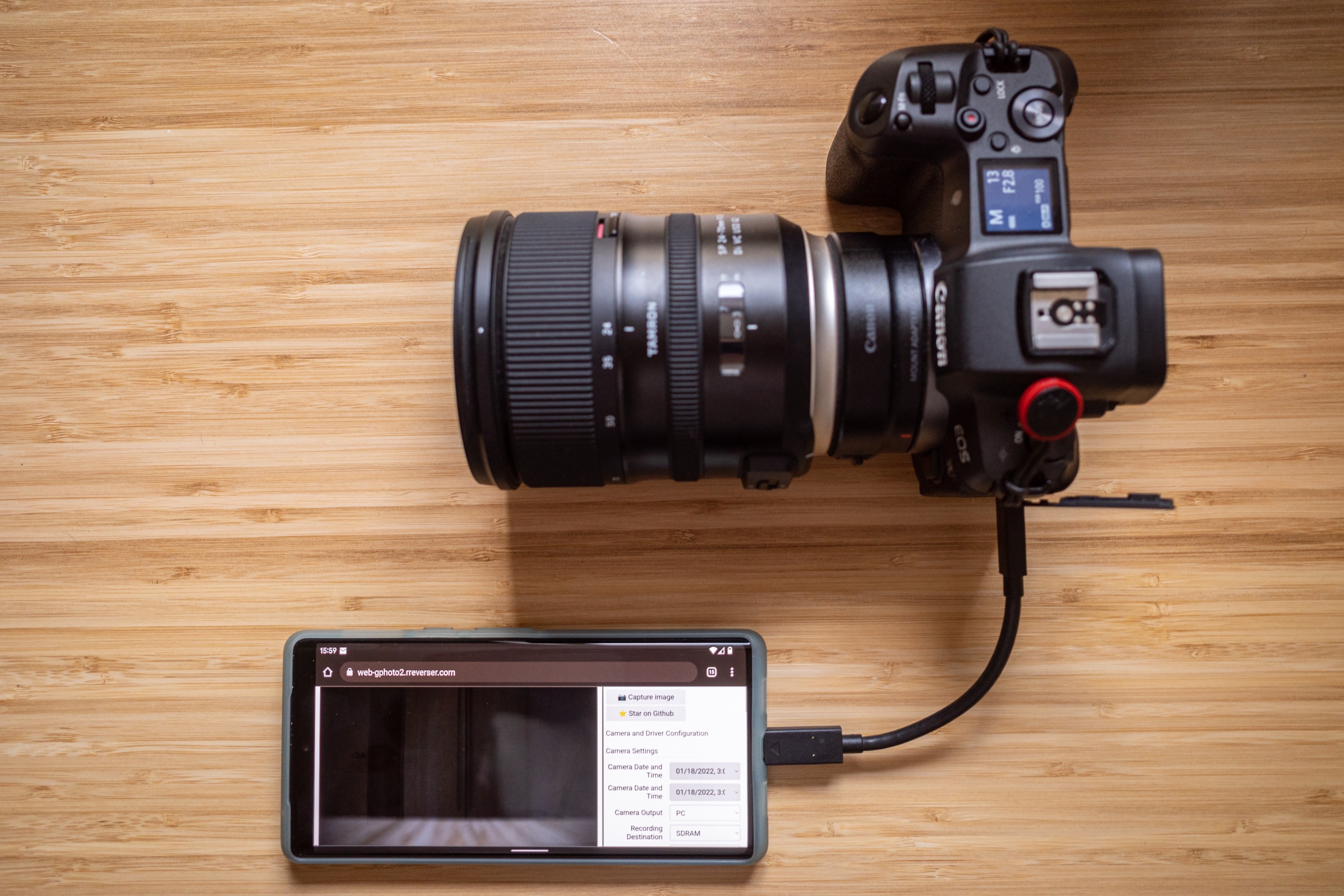 Telefono Android collegato a una fotocamera Canon tramite cavo USB-C.