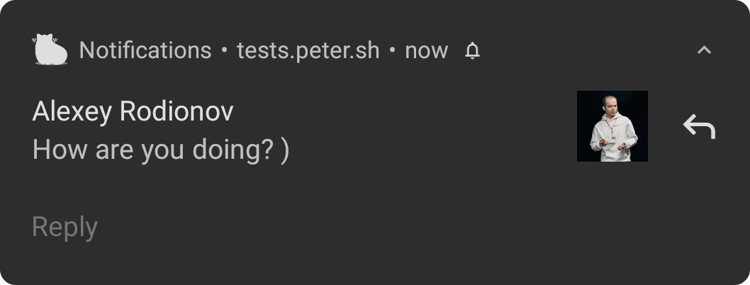 Notifica su Android con un pulsante di azione per rispondere.