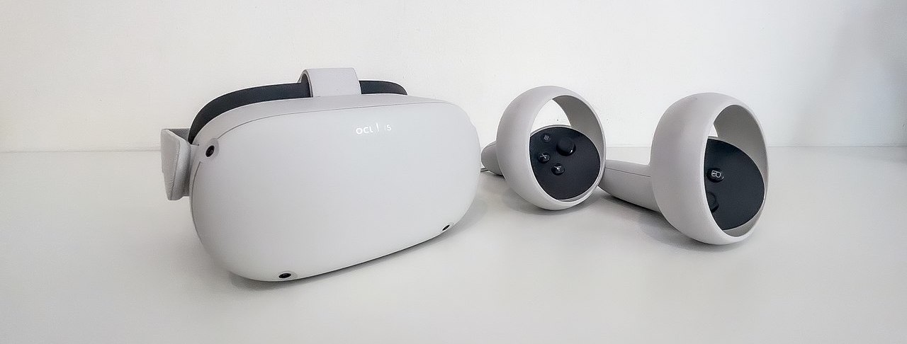 Appareil Oculus Quest 2 avec manettes.