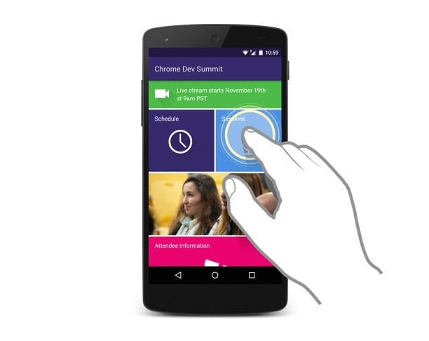 Cep telefonunda bir web sitesiyle etkileşimde bulunan kullanıcı.