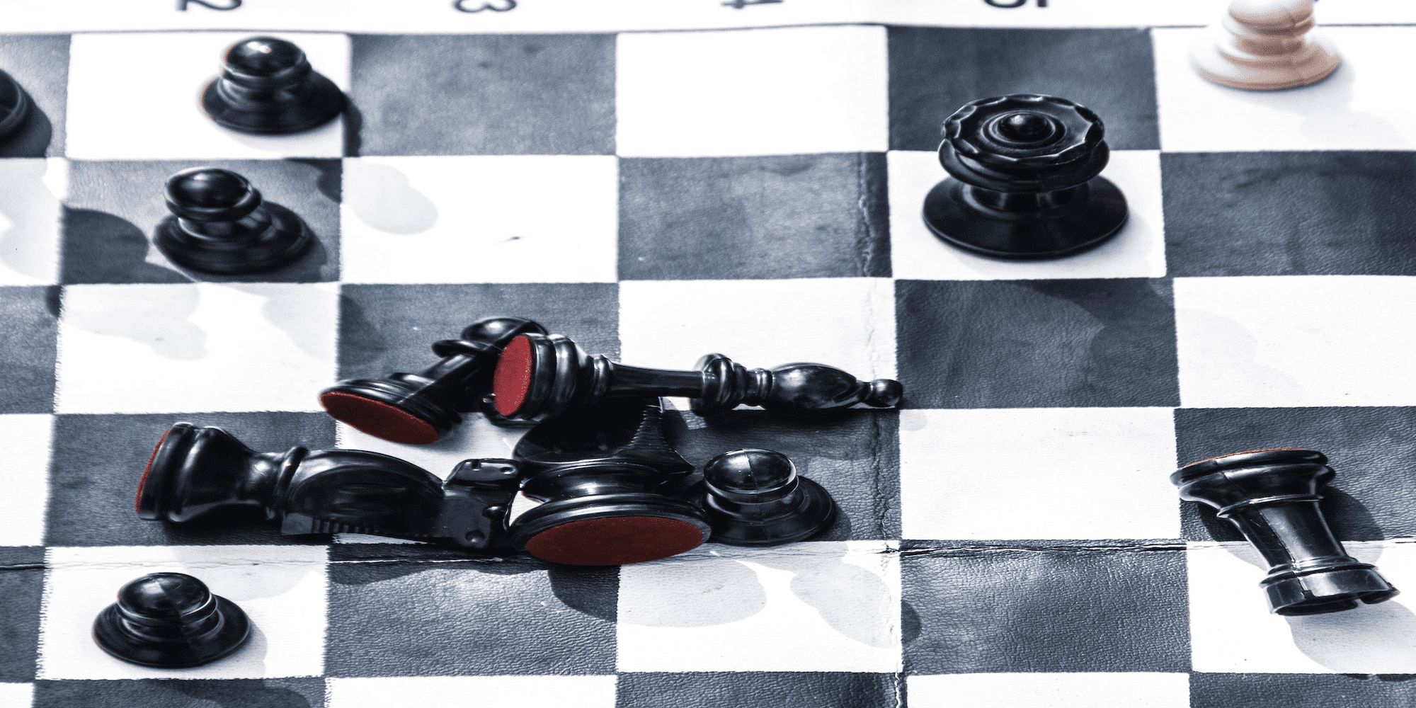Foto estirada de un tablero de ajedrez.