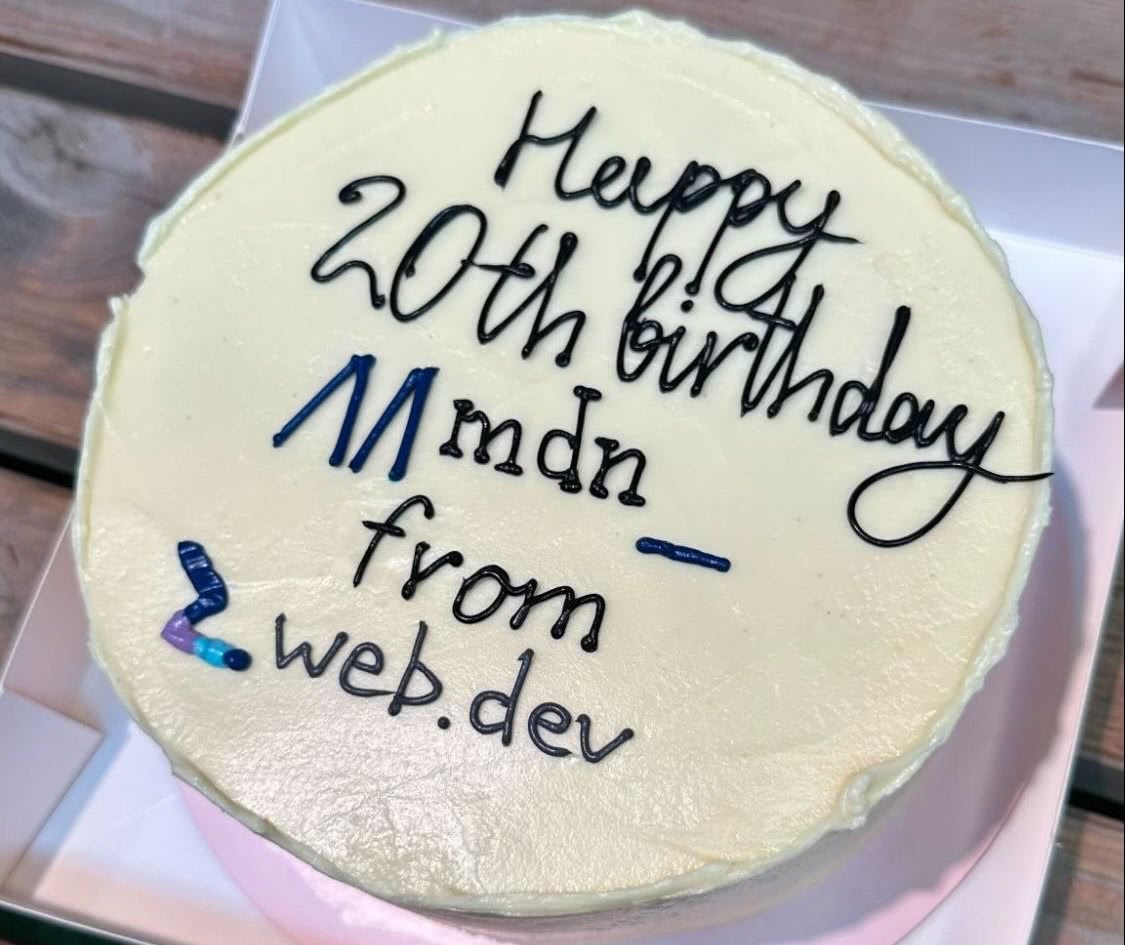 蛋糕上用糖霜写着“Happy 20th birthday MDN from web.dev”。
