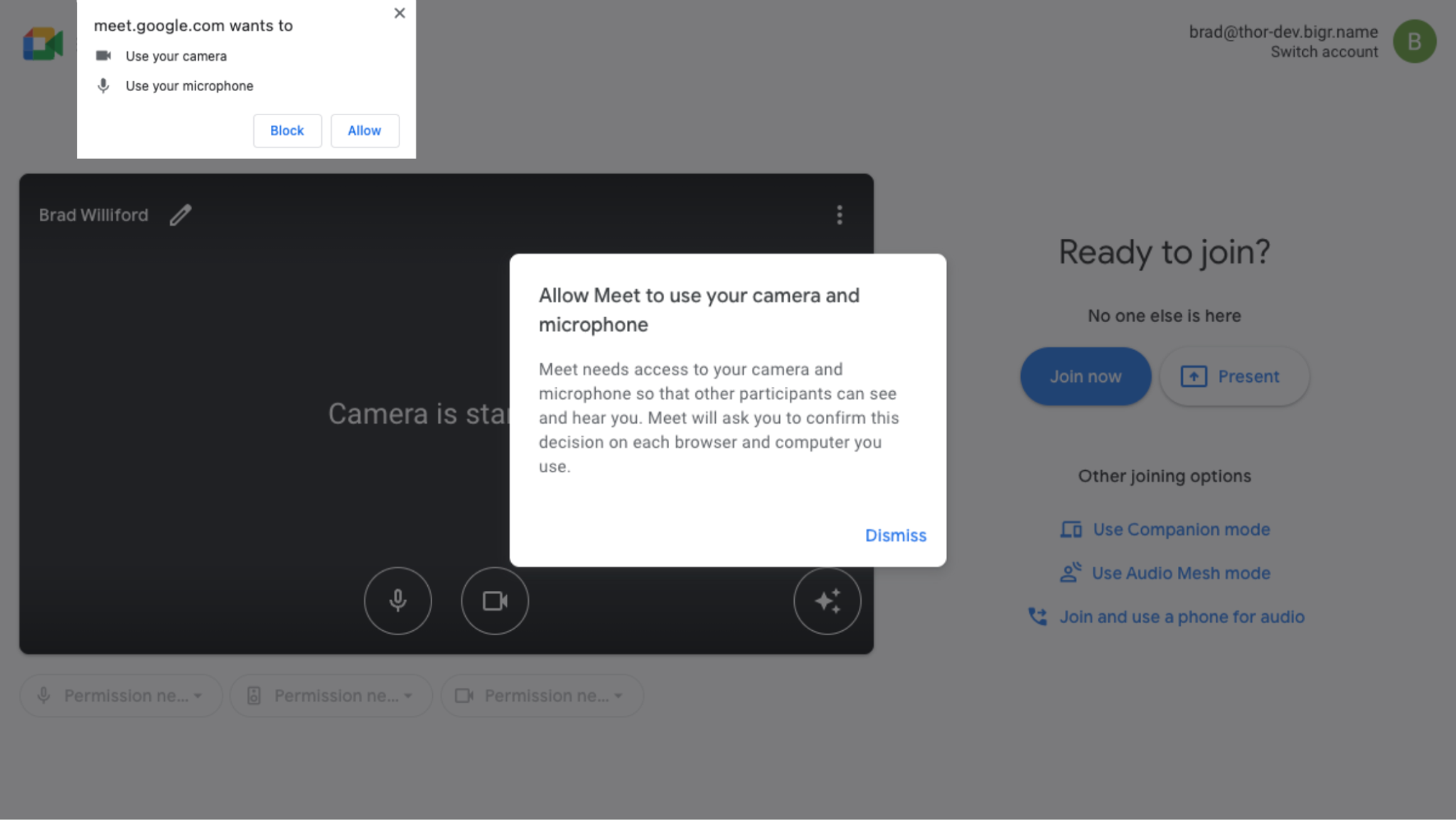 à Google Meet juste avant de rejoindre une réunion. L&#39;invite d&#39;autorisation d&#39;accès à la caméra et au micro s&#39;affiche, et une boîte de dialogue distincte demande à l&#39;utilisateur s&#39;il souhaite autoriser Meet à utiliser la caméra et le micro.