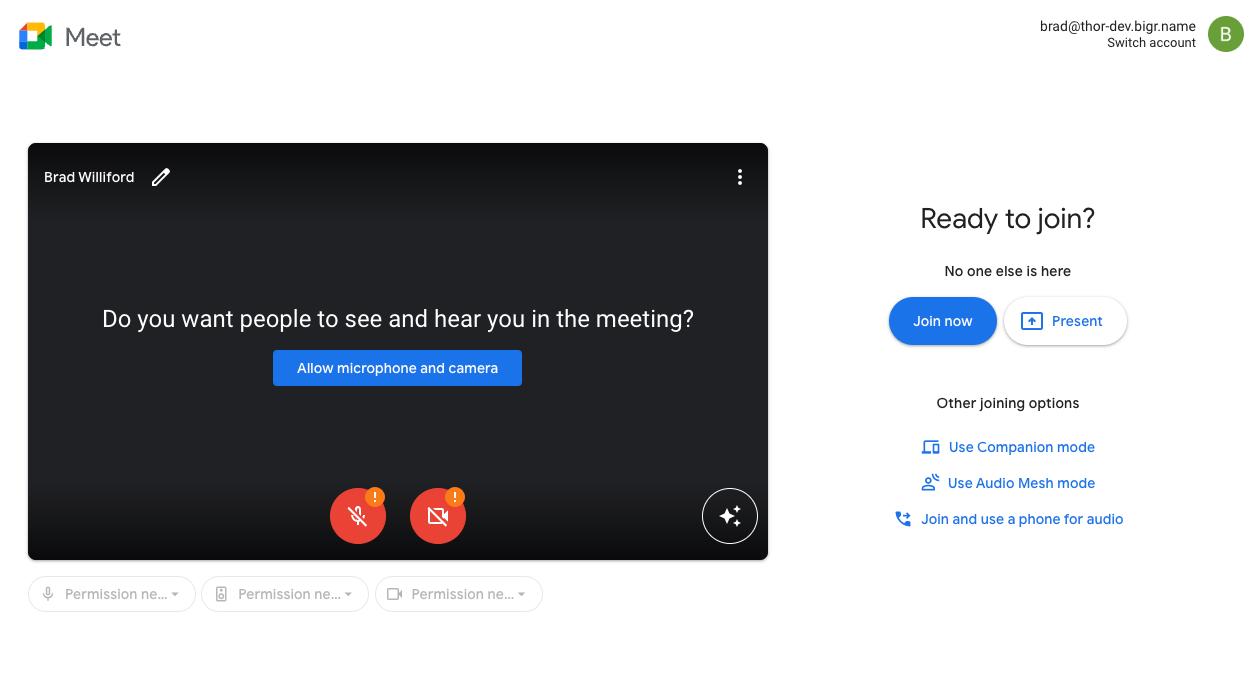 تطبيق Google Meet في اجتماع جارٍ انضم إليه المستخدم بدون السماح بالوصول إلى الكاميرا والميكروفون. يوفر الزر في المنتصف للمستخدم خيار السماح بالوصول إلى كليهما.