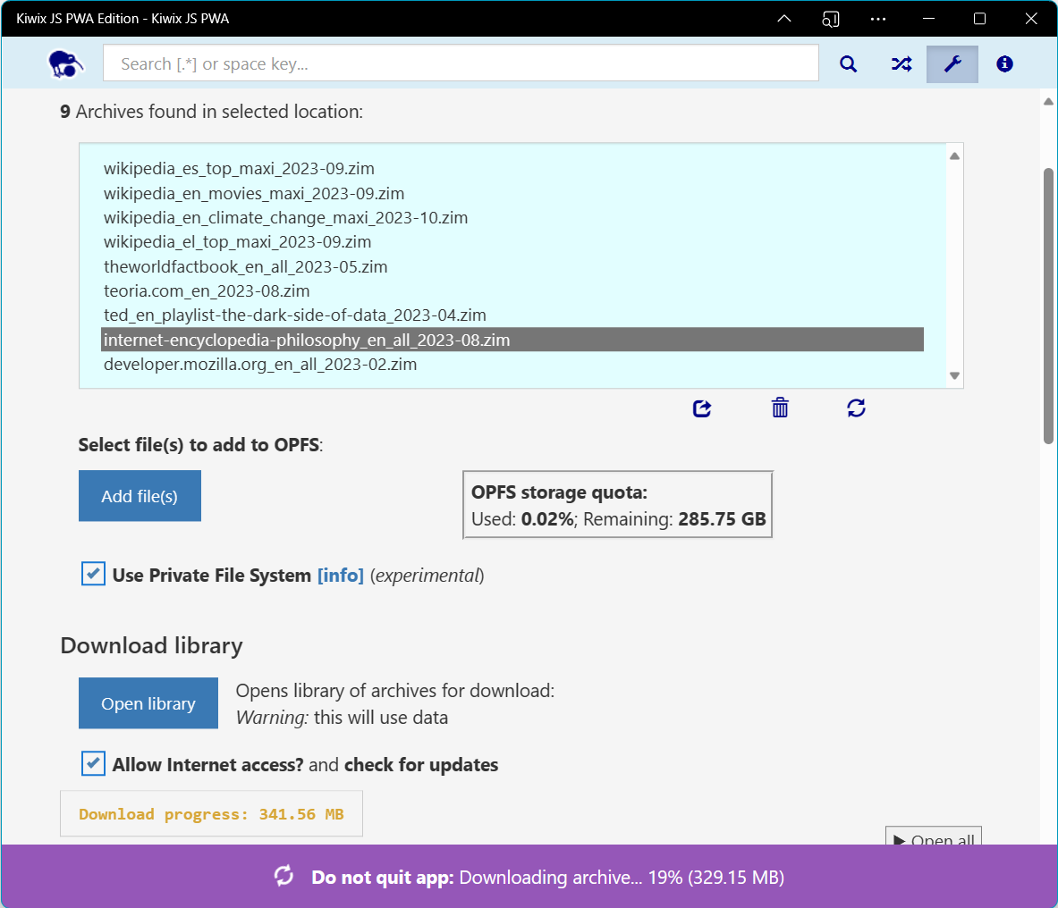 Interfaz de usuario de Kiwix con una barra en la parte inferior que le advierte al usuario que no salga de la app y que muestra el progreso de la descarga del archivo .zim.