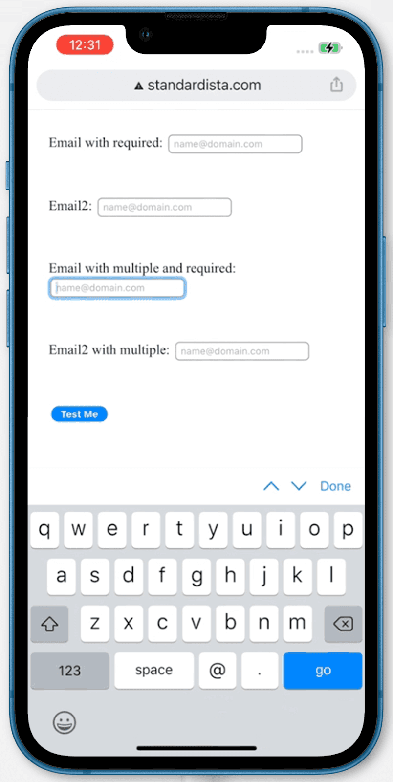 Keyboard iPhone yang menampilkan input type=email.